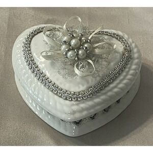 Ceramic‎ Heart Shaped Trinket Box by FLOMO Unlimited (2323)